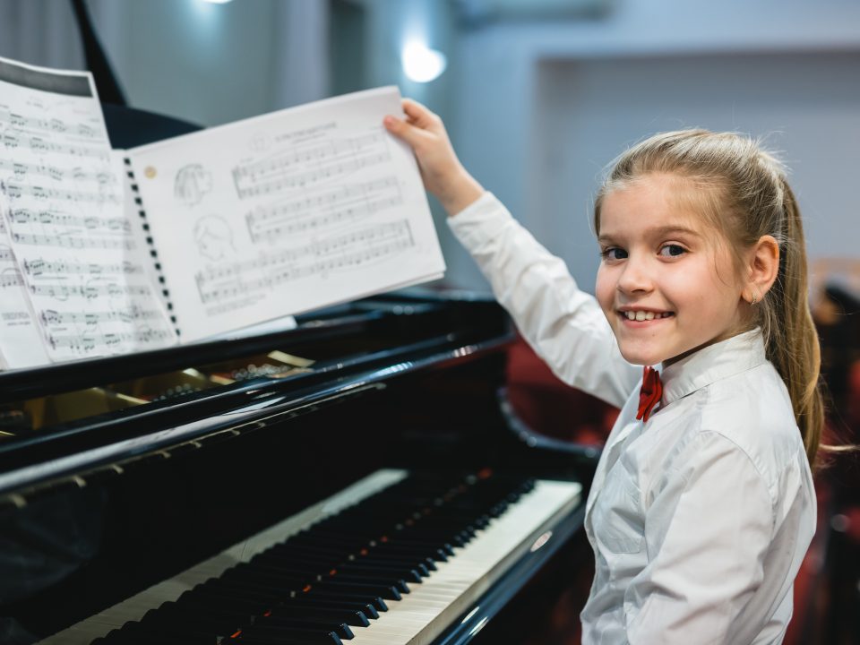 Jeune fille au piano